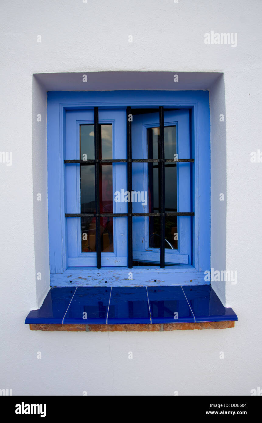 Vintage Azure blaue Fenster mit Balken eines spanischen Landhauses Stockfoto