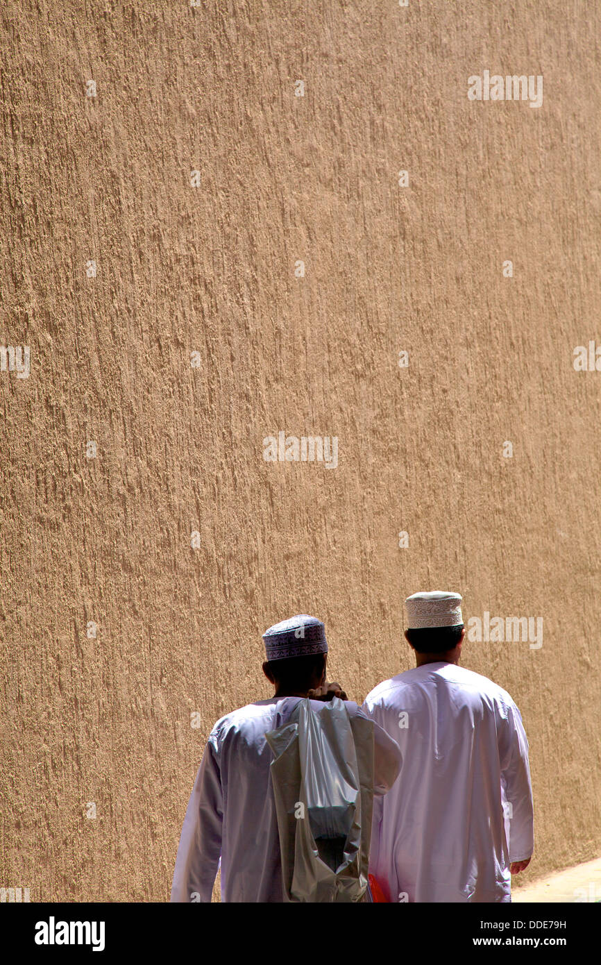 Arbeitnehmer im Souk, Dubai, Vereinigte Arabische Emirate Stockfoto