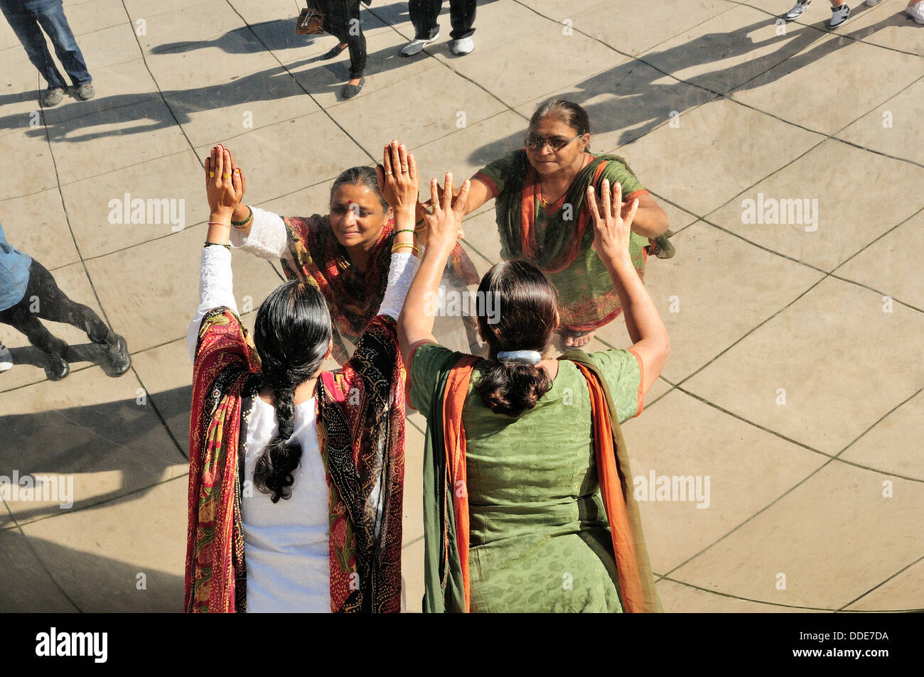 Zwei indische Frauen reflektieren in Chicago "Bohne" oder "Cloud Gate" Skulptur. Stockfoto