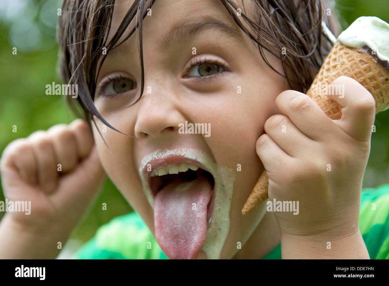 Süße junge steckt seine Zunge heraus Stockfoto