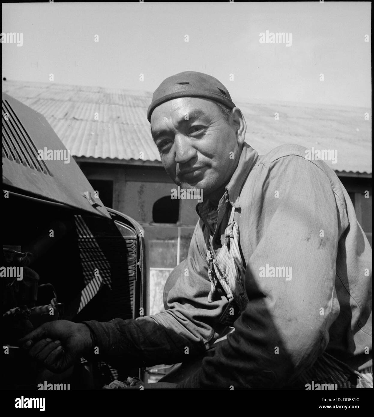 Ein Lkw wird auf einer industrialisierten Farm in Mountain View, Kalifornien, einem Teil der landwirtschaftlichen Szene in Santa Clara County, repariert, in dem die Ausrüstung für die großangelegte Landwirtschaft vorgestellt wird. Stockfoto