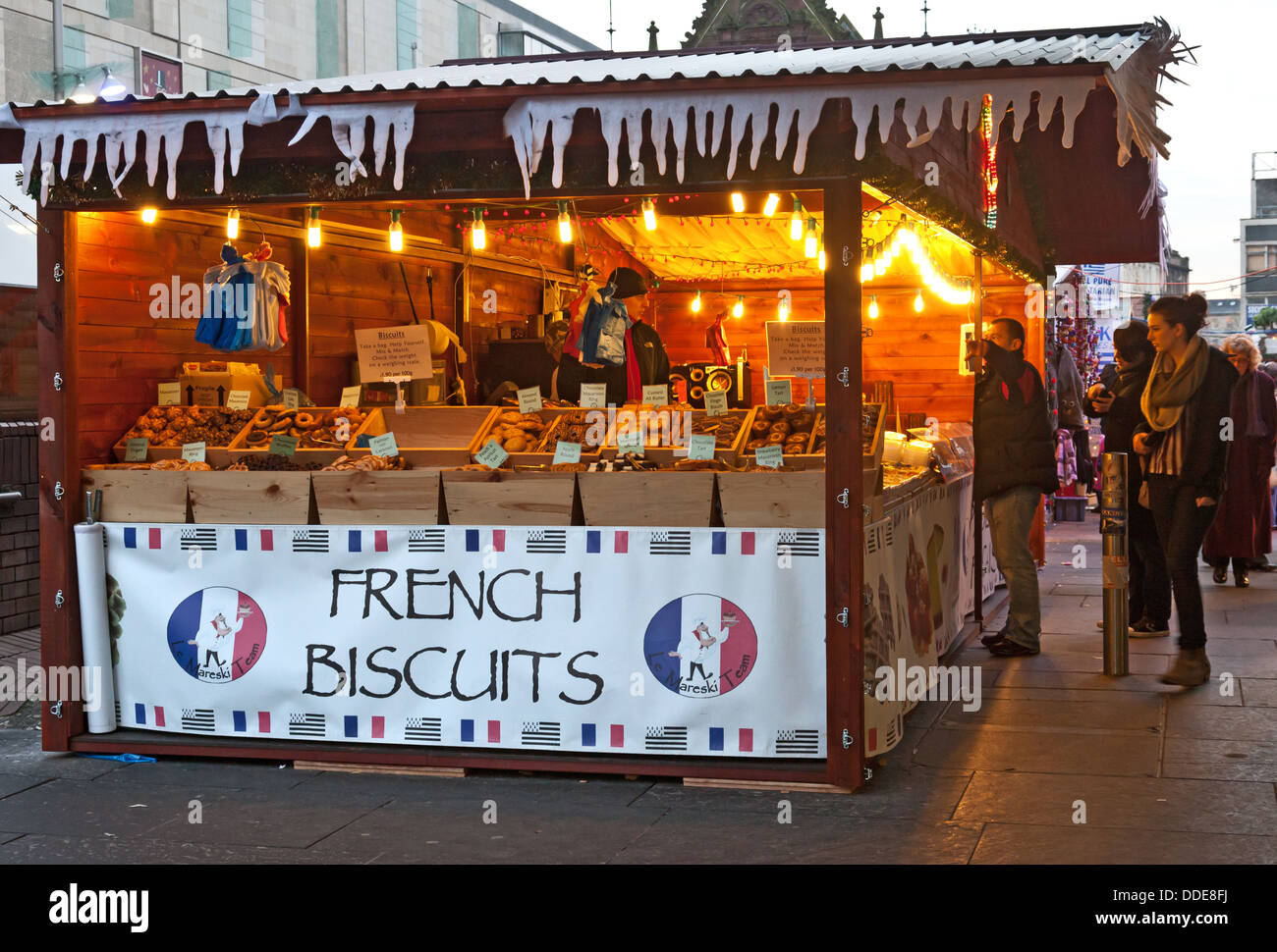 Kunden Surfen eine Le Mareski Team Französisch Gebäck Stand auf dem Weihnachtsmarkt, St. Enoch Square, Glasgow Stockfoto