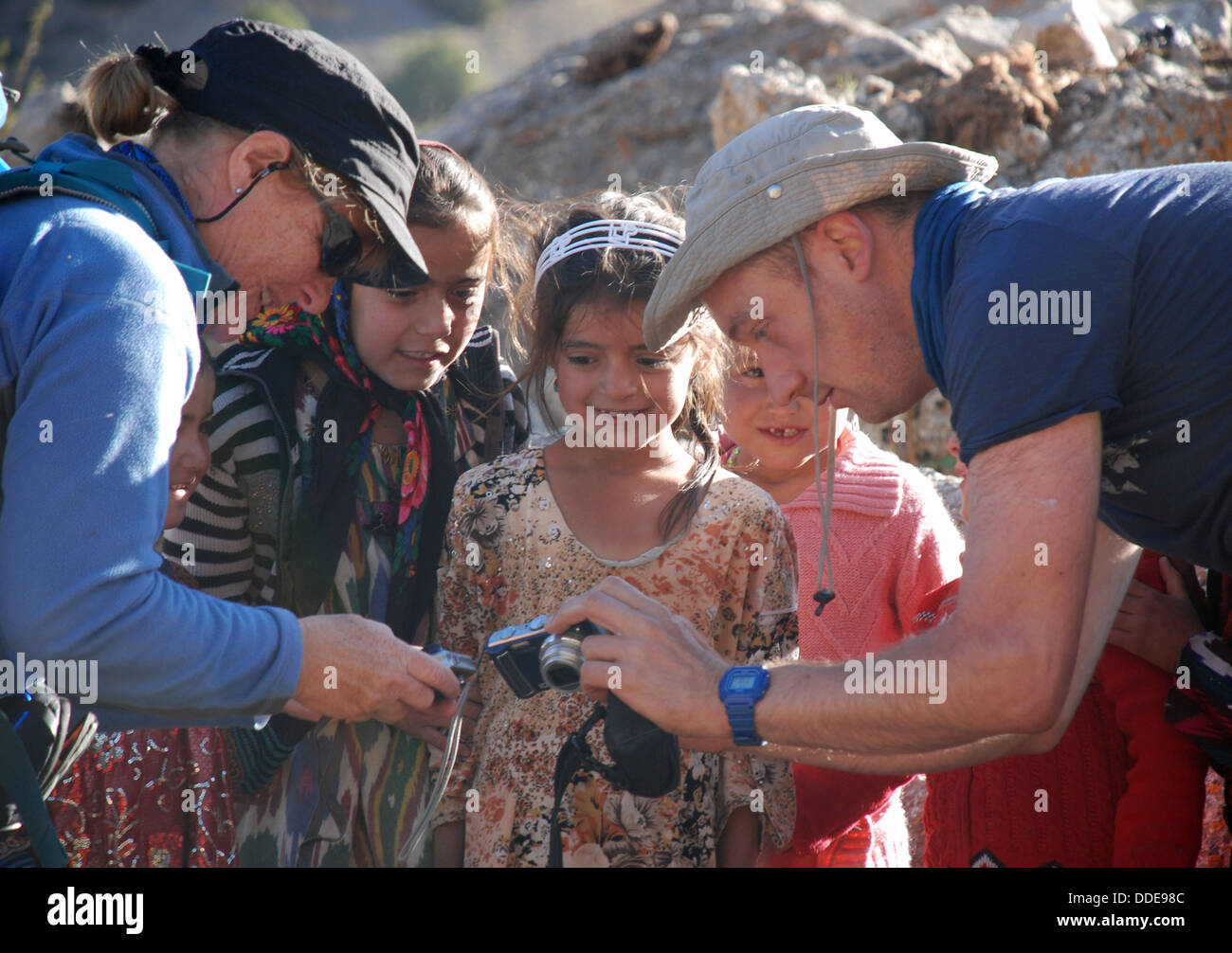 Nomadenkinder sind ihre Bilder von Wanderern in einem Camp hoch in den Bergen Fann Tadschikistans gezeigt. Stockfoto