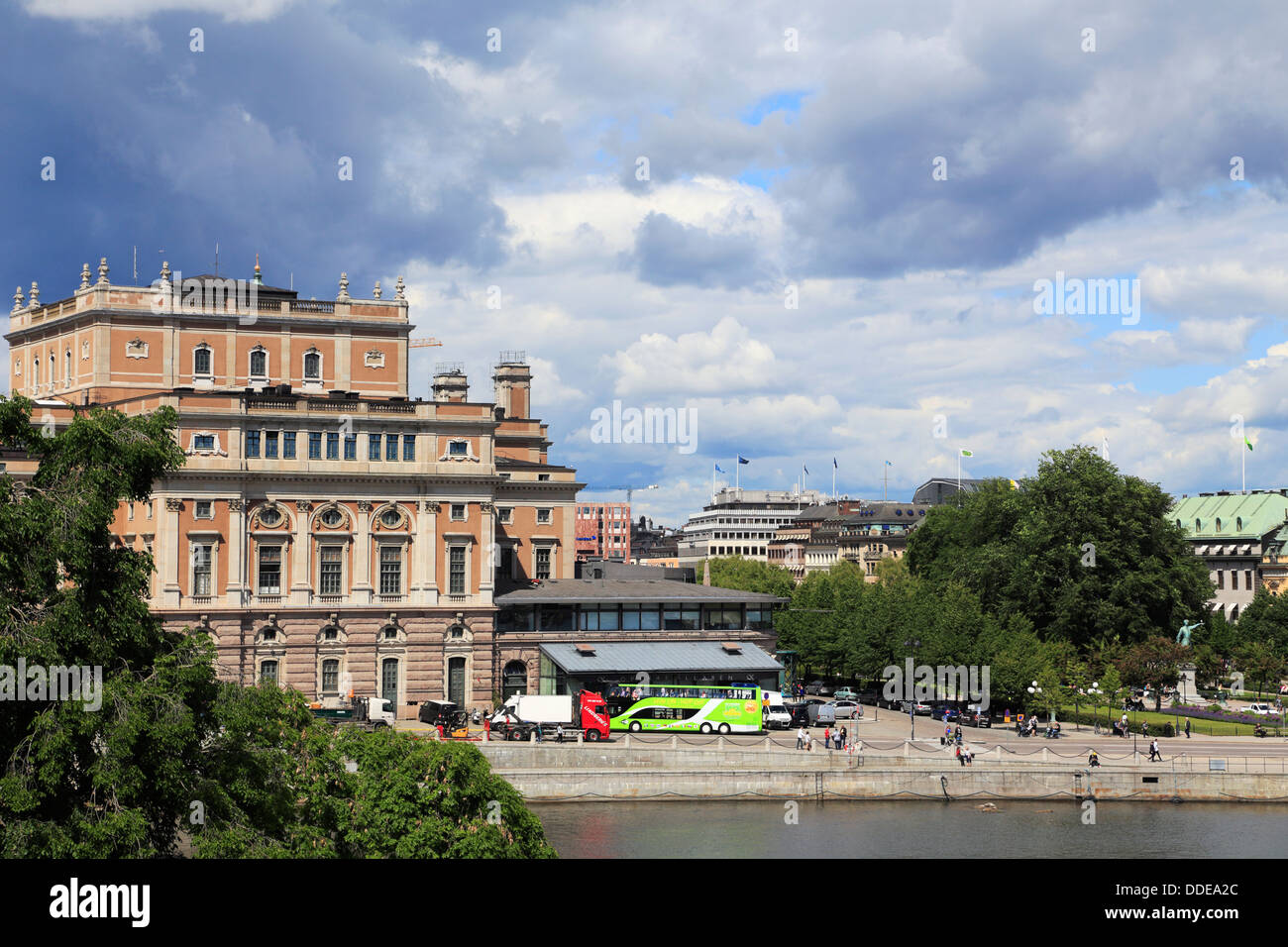 Stockholm, Schweden. Blick über das Royal Opera House und Kungstradgarden. Stockholm-Strom im Vordergrund. Stockfoto