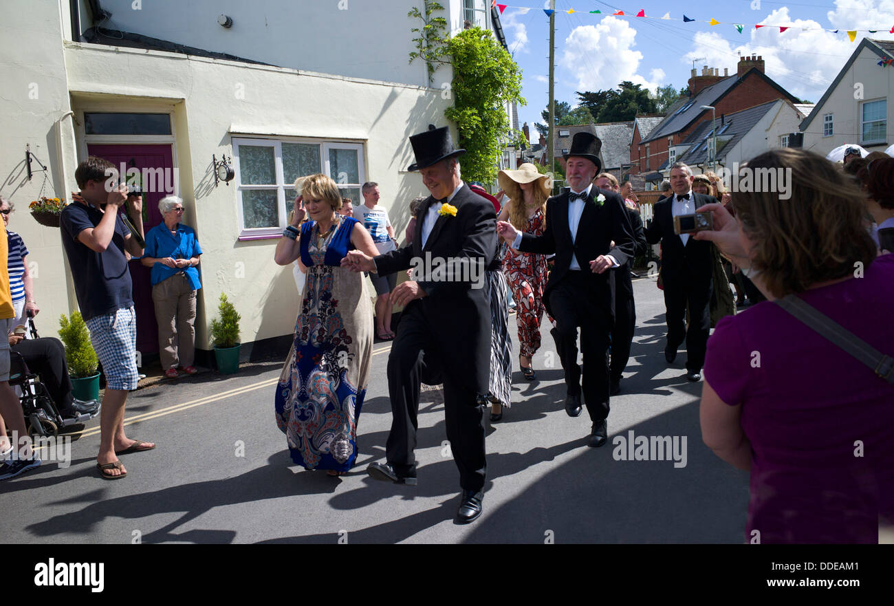 Zuschauer beobachten die Lympstone Furry Dance, Devon, UK Stockfoto