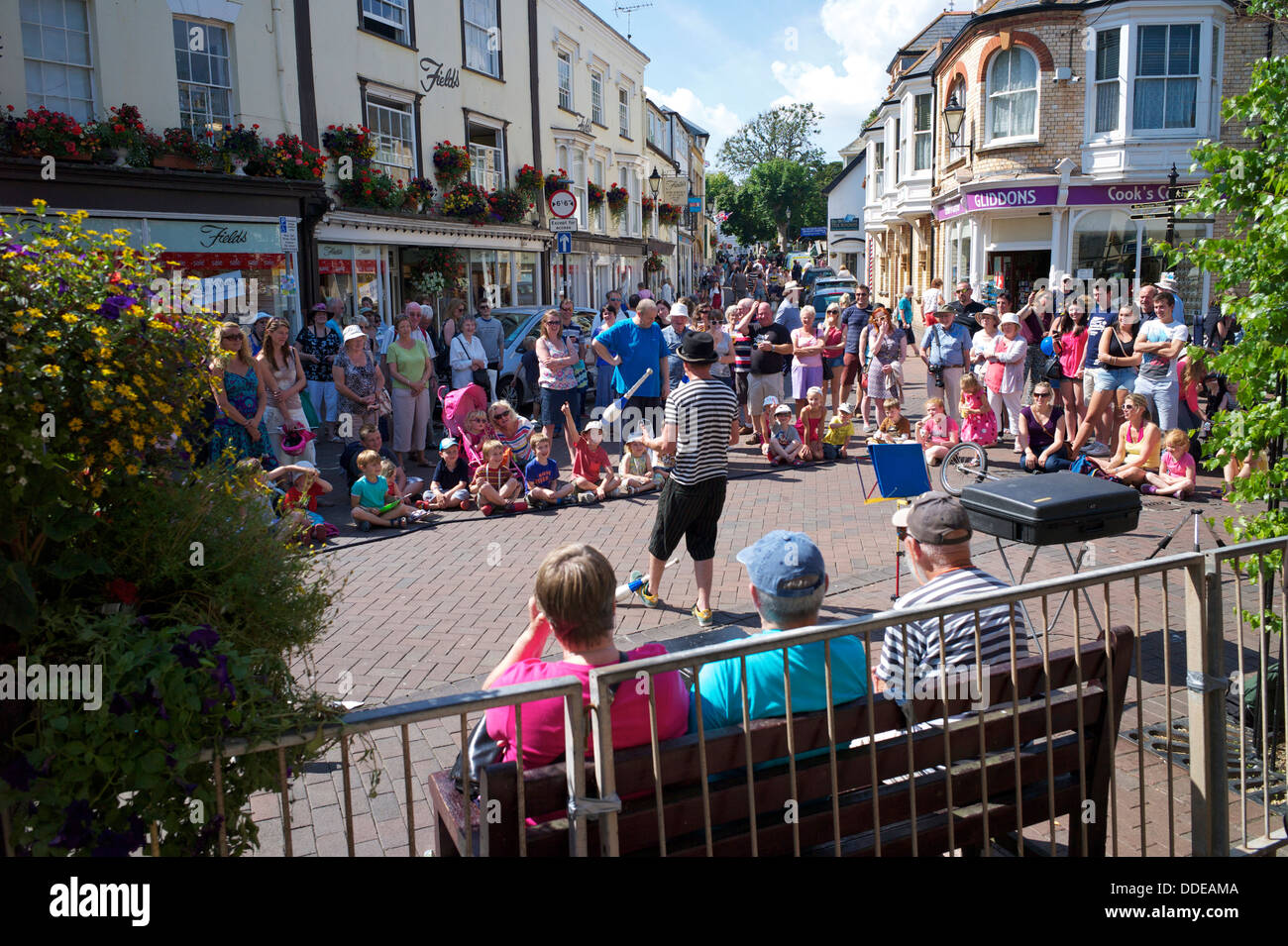 Ein Jongleur unterhält die Massen Sidmouth Folk Festival, Devon, UK Stockfoto