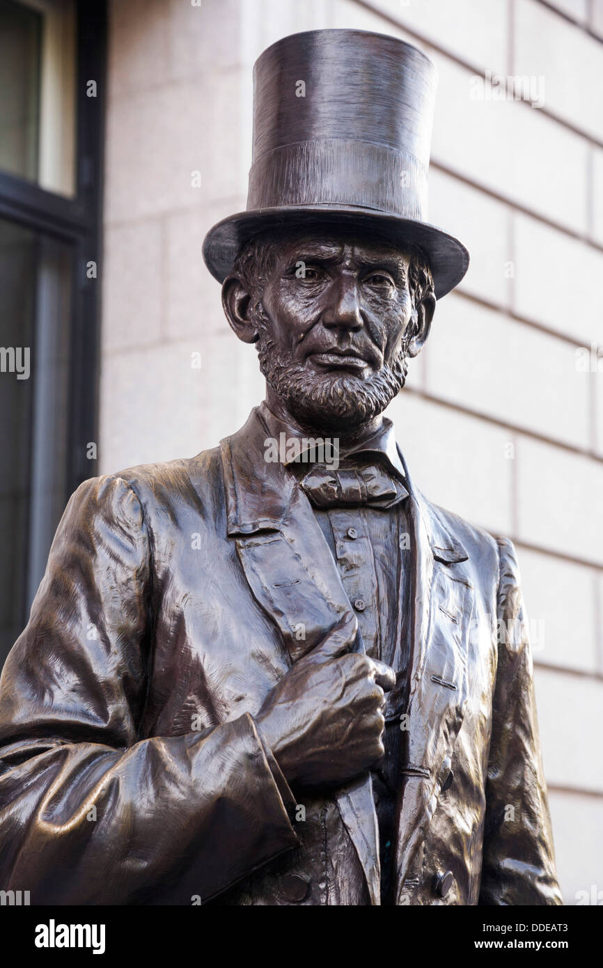 Statue von Abraham Lincoln außerhalb der New York Historical Society Museum und Bibliothek, Central Park West, New York, USA. Stockfoto