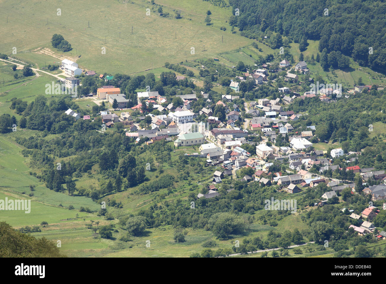 Blick auf Dorf Zliechov vom Strazov Peak Strazovske Vrchy, Slowakei. Stockfoto