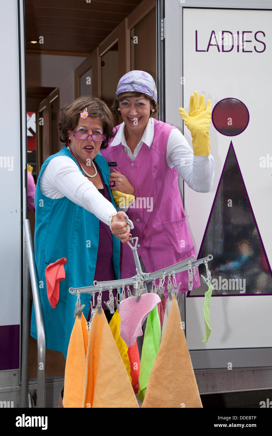 Kendal, Cumbria, Großbritannien. August 2013. Toilettenreinigerinnen 'Stars of the Lavatory' Andrea Neumann und Rike Radloff, Komödie aus Deutschland im kleinsten Raum beim Mintfest Street Arts Festival 2013, Ein Lakes Alive Wochenendevent im Lake District mit Künstlern aus der ganzen Welt, die kostümierte Comedy-Acts im Stadtzentrum von Kendal aufführten. Quelle: Cernan Elias/Alamy Live News Stockfoto