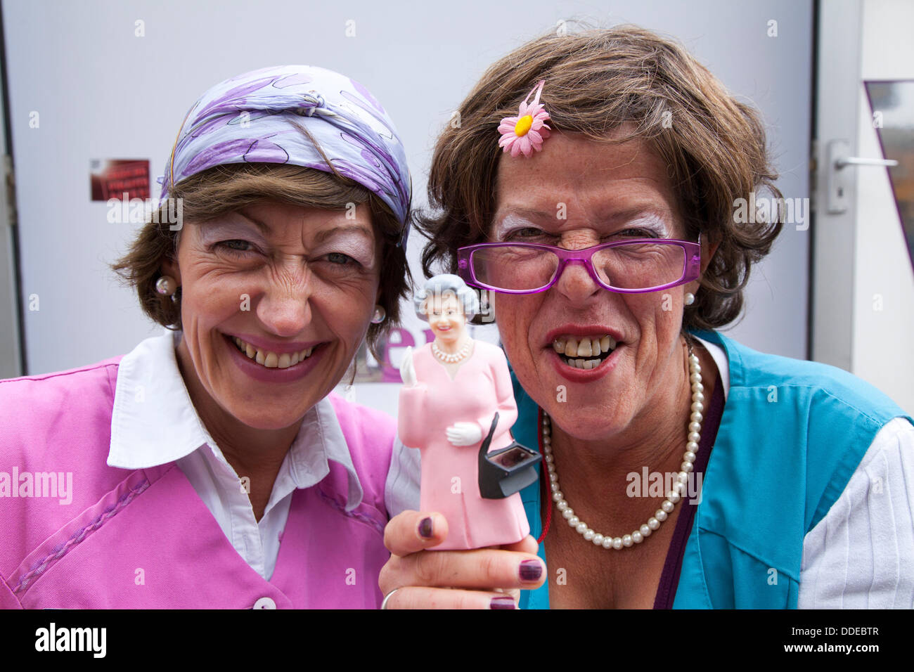 Kendal, Cumbria, Großbritannien. 31 Aug, 2013. Women's WC Reiniger tars der Toilette'Andrea Neumann und Rike Radloff, Komödie aus Deutschland in das kleinste Zimmer im Mintfest Street Arts Festival 2013 ein Seen Alive Wochenende im Lake District mit Künstlern aus der ganzen Welt, die durchgeführt kostümierten Comedy-einlagen im Zentrum von Kendal. Credit: cernan Elias/Alamy leben Nachrichten Stockfoto