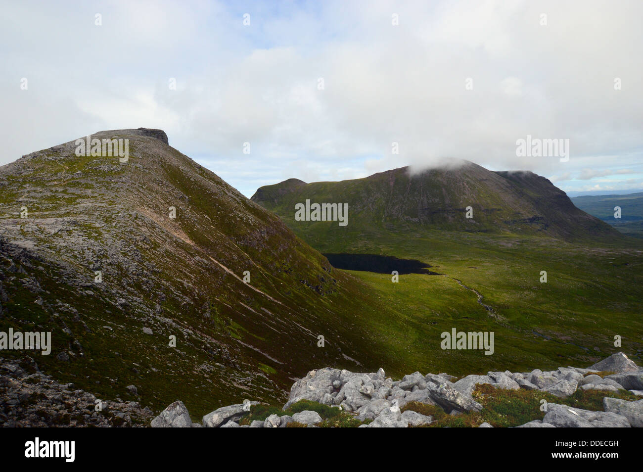 Schottischen Berge Spidean Coinich & Segel Gharbh (beide Corbet) auf Quinag mit man Bealach Cornaidh dazwischen. Stockfoto