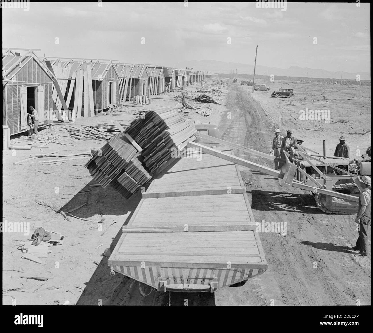 Poston, Arizona. Entladung Bauholz mit Bulldozer in den Bau von Kasernen für evakuierte ja... 536071 Stockfoto