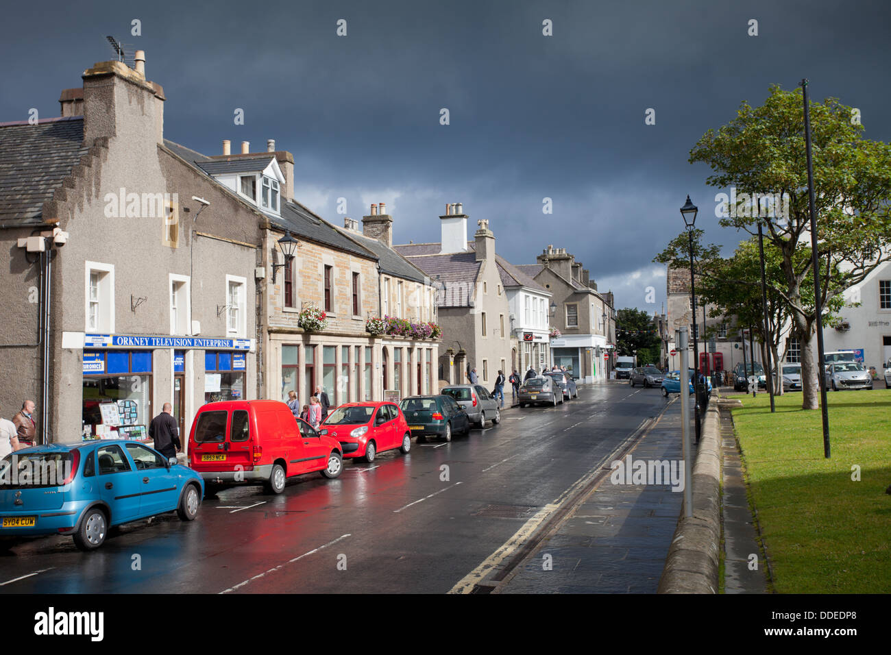 Breite Straße, Kirkwall, Orkney, nach einem Regen Dusche und Sommer Sonnenschein. Stockfoto