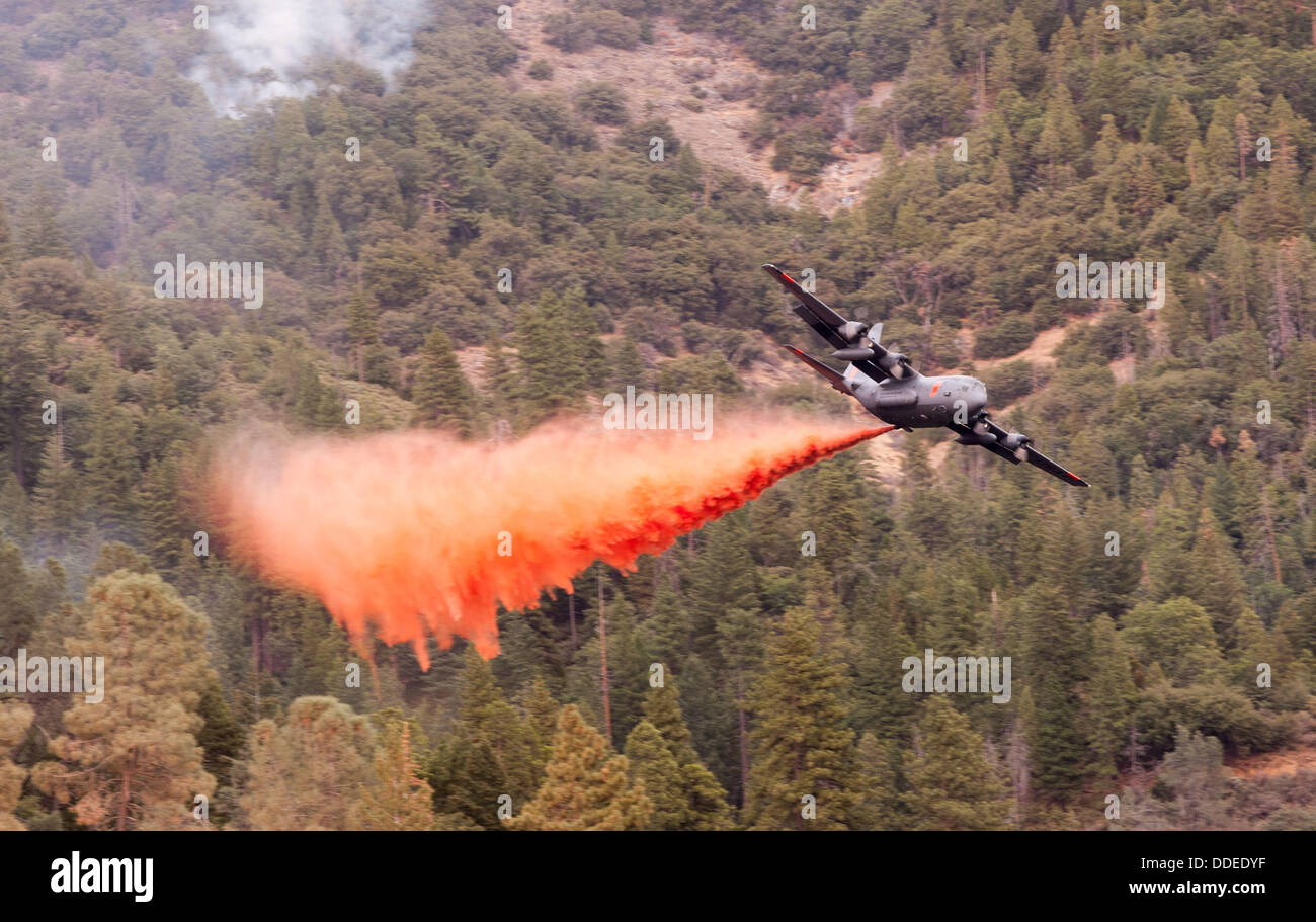 Stanislaus National Forest, CA, USA. 31. August 2013.  -MAFFS 9 von 145. Airlift Wing, Charlotte, N.C. Air National Guard wird niedrig in der Nähe von Pilot Peak in Division S fallen Phos-Chek entflammbar entlang einer Kante. Die Rim Fire in der Stanislaus National Forest und Yosemite-Nationalpark wächst immer noch und ist jetzt das 4. größte Feuer in der Geschichte Kaliforniens auf 222.777 Hektar und 40 % Containment ab Sonntag, 1. September 2013. © Marty Bicek / ZUMA Press, Inc./Alamy Live News Stockfoto
