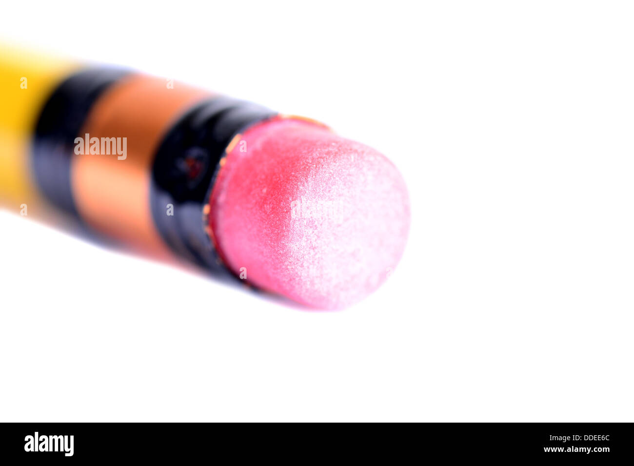 Makroaufnahme eines Radiergummis vom Bleistift auf weiß mit flachen DOF Stockfoto