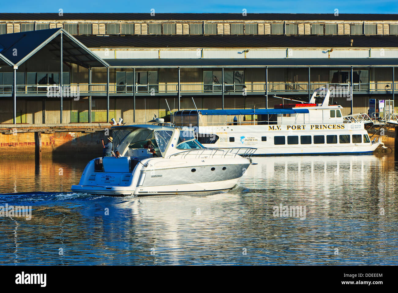 Macht Kajütboot Kreuzfahrt entlang der Port River Port Adelaide South Australia Stockfoto