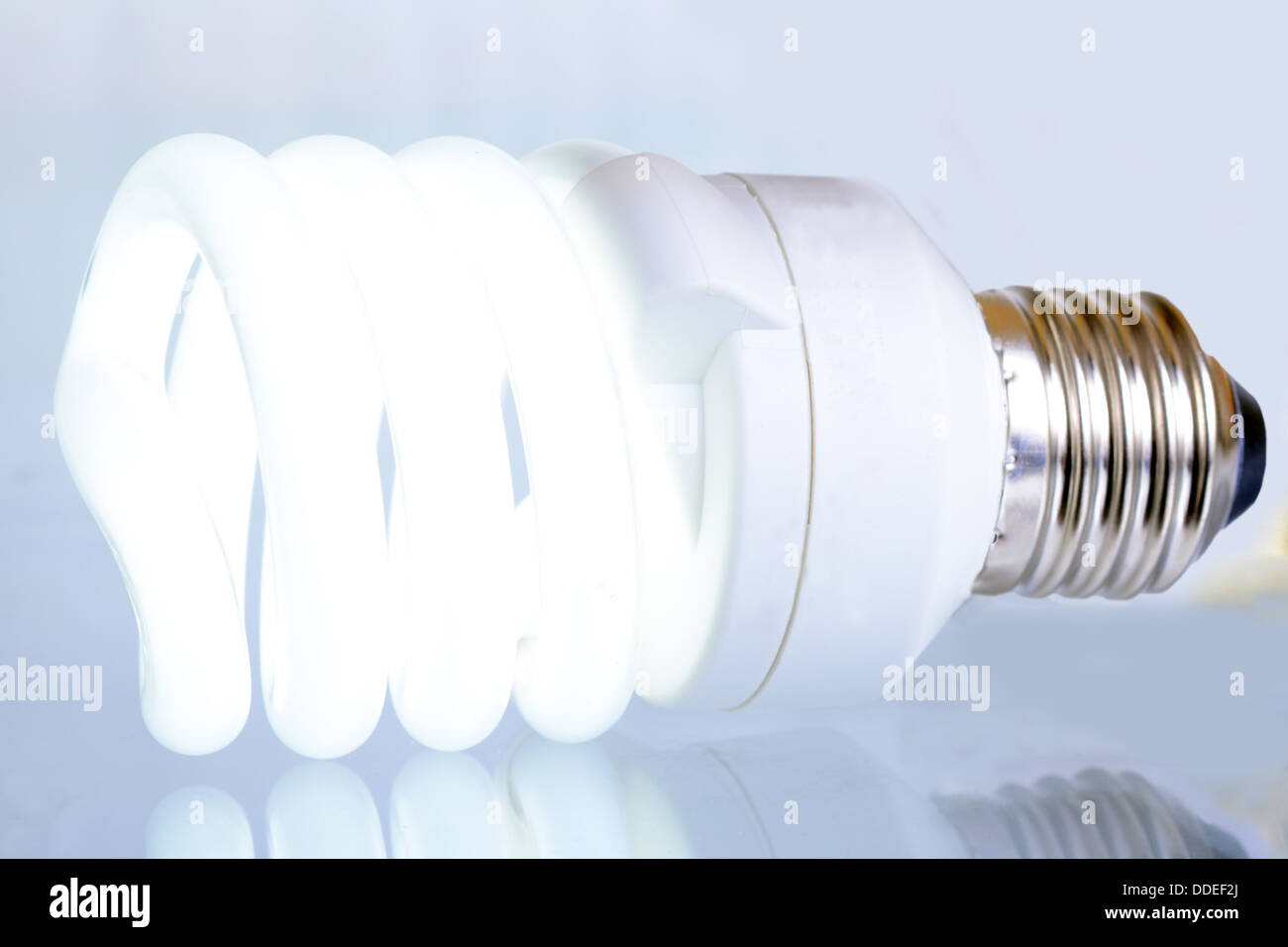 Makroaufnahme einer Glühbirne leuchtet weiß Stockfoto