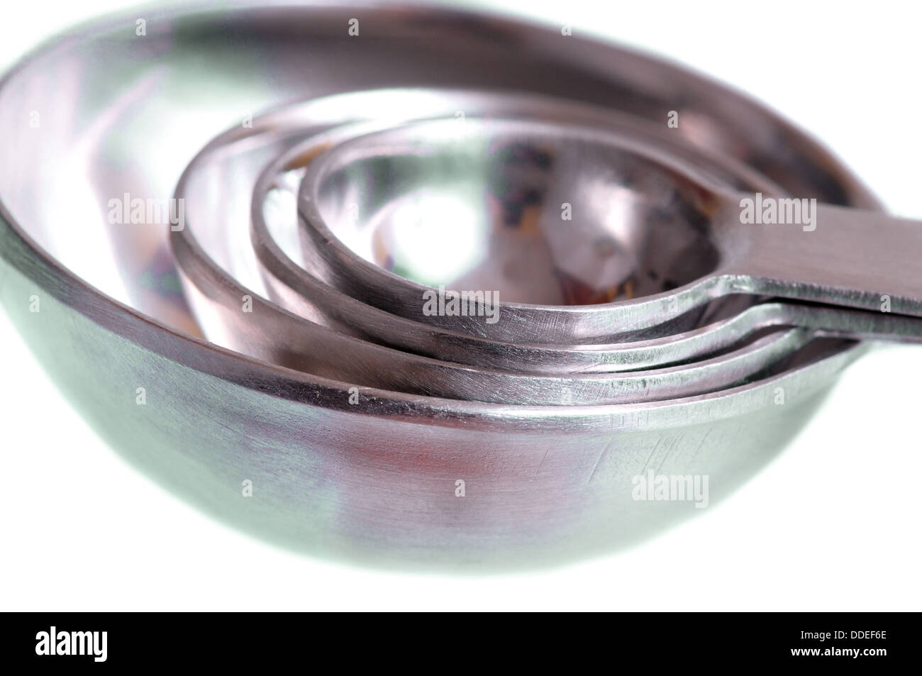 Makroaufnahme eines Satzes von Dosierlöffel auf weiß Stockfoto