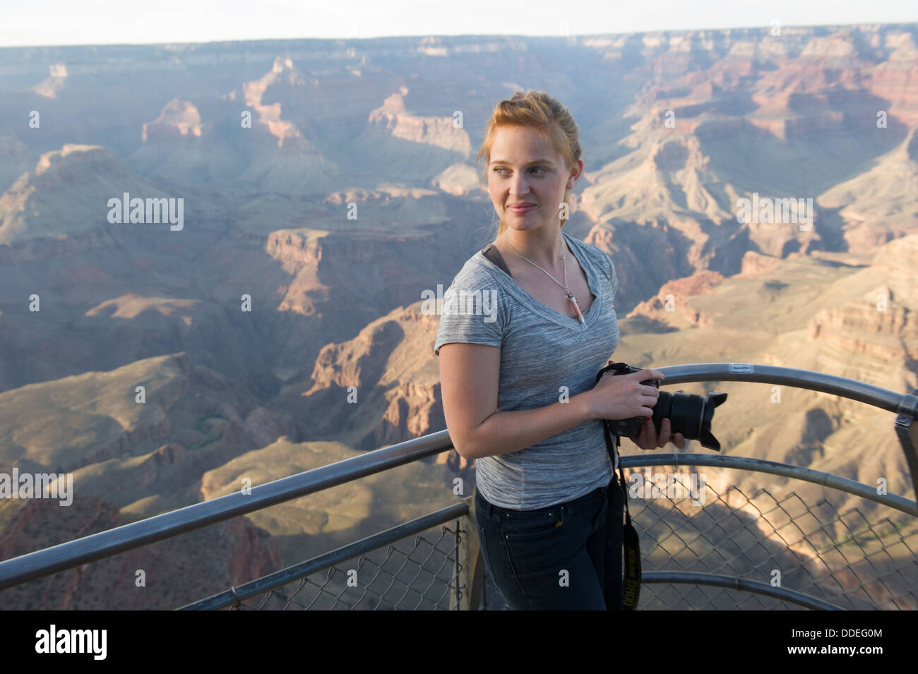 Junge weibliche Fotografin am Grand Canyon Stockfoto