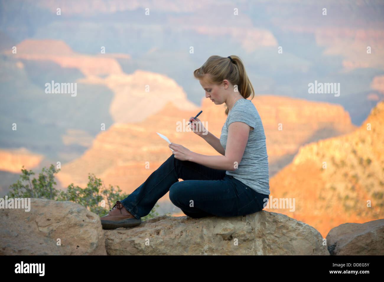 Junge Frau skizzieren Grand Canyon Stockfoto