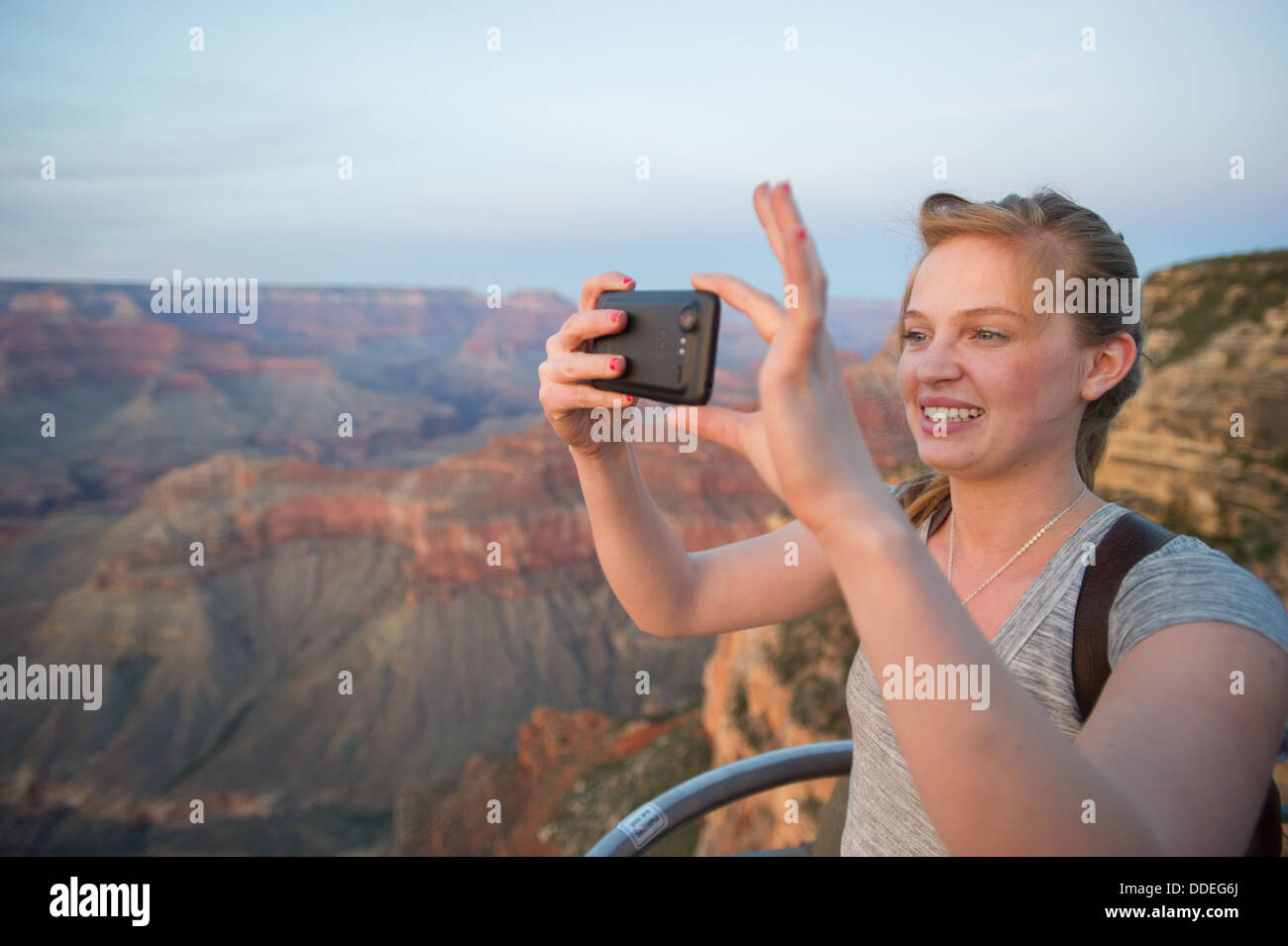 Junge Frau, die Handy-Aufnahme des Grand Canyon Stockfoto