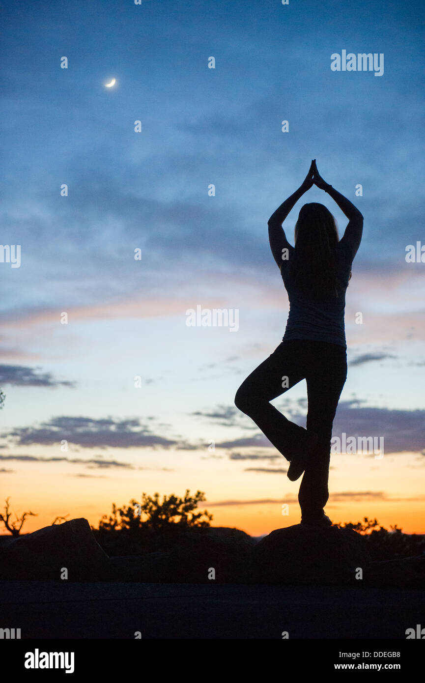 Frau tut Yoga-Pose am Grand Canyon Sunset Stockfoto