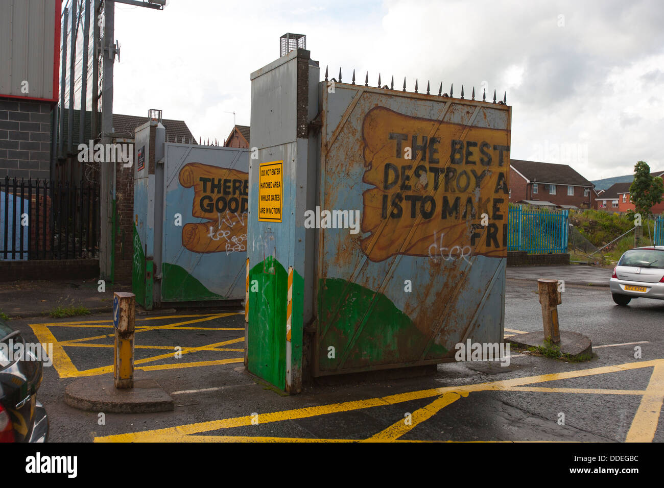 Die Tore für die Friedensmauer in West Belfast verhindern, dass die Katholiken und Protestanten kämpfen und sind nachts geschlossen Stockfoto