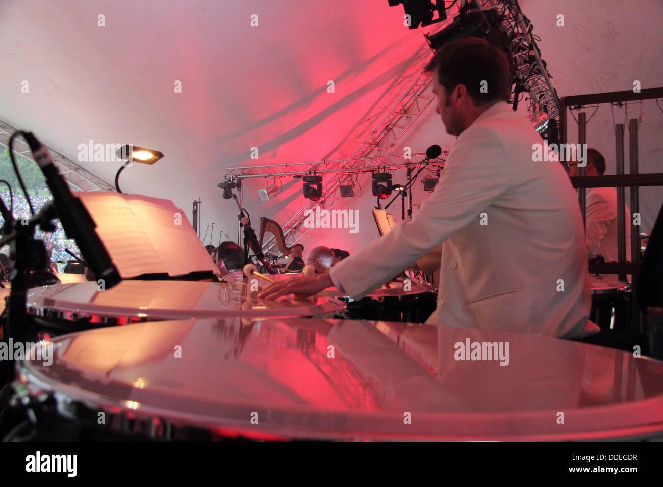 James Holmes führt Sinfonia Viva Orchester The Darley Park Konzert, ein Outdoor-Klassikkonzert, Derby, UK-September Stockfoto