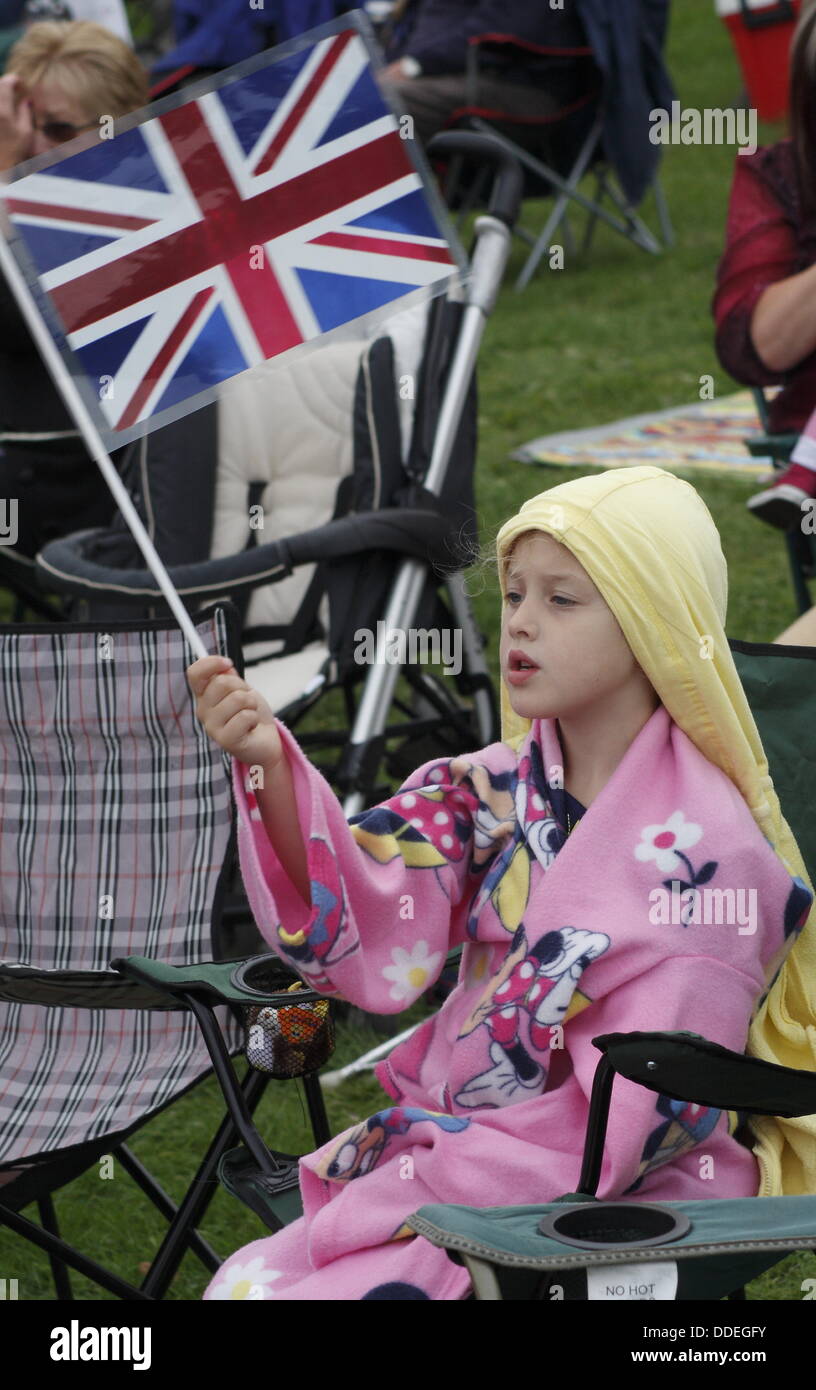 Derby, Großbritannien. 1. September 2013. Ein junge Musik-Fan winkt ein Union Jack Flag The Darley Park Konzert.  Präsentiert von Derby LIVE in Partnerschaft mit dem East Midlands Sinfonia Viva-Orchester, Classic FM und Rolls-Royce, Darley Park Konzert gehört Großbritanniens größten klassischen Freiluftkonzerte. © Matthew Taylor/Alamy Live-Nachrichten Stockfoto