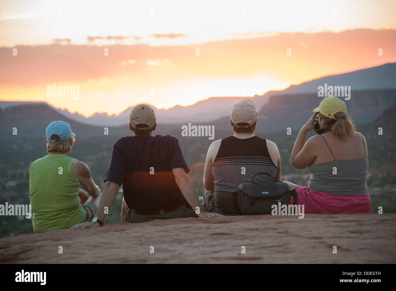 Vier Touristen beobachten Sonnenuntergang Flughafen Vortex Sedona Arizona Stockfoto