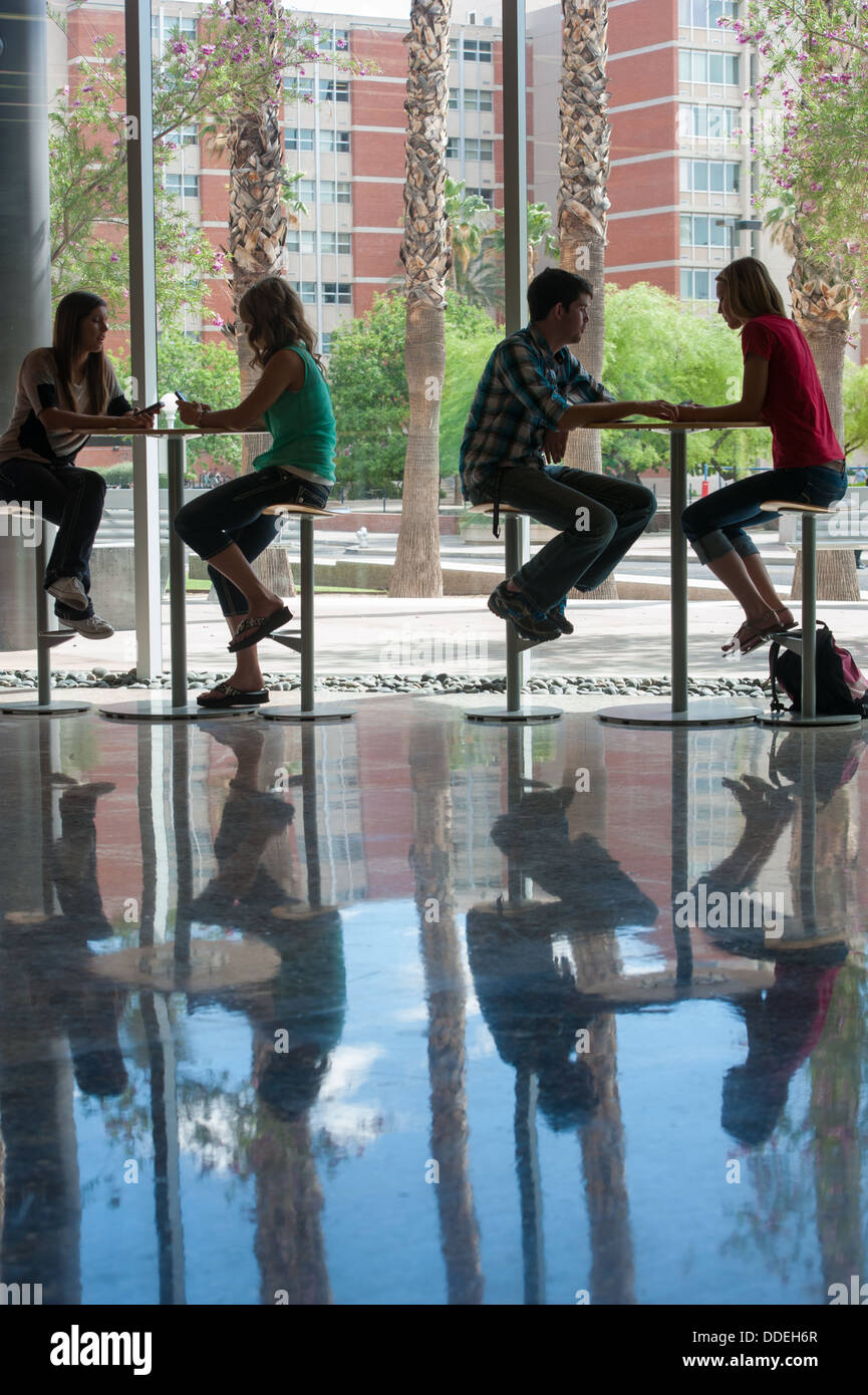 Studenten sprechen im Café Stil Tabellen Stockfoto