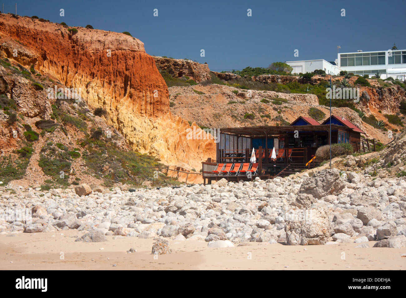 Praia Tonel Strand Shack Cafe Bar in der Ecke der Strand am Fuße des ockerfarbenen Klippen Sagres Algarve Portugal Stockfoto