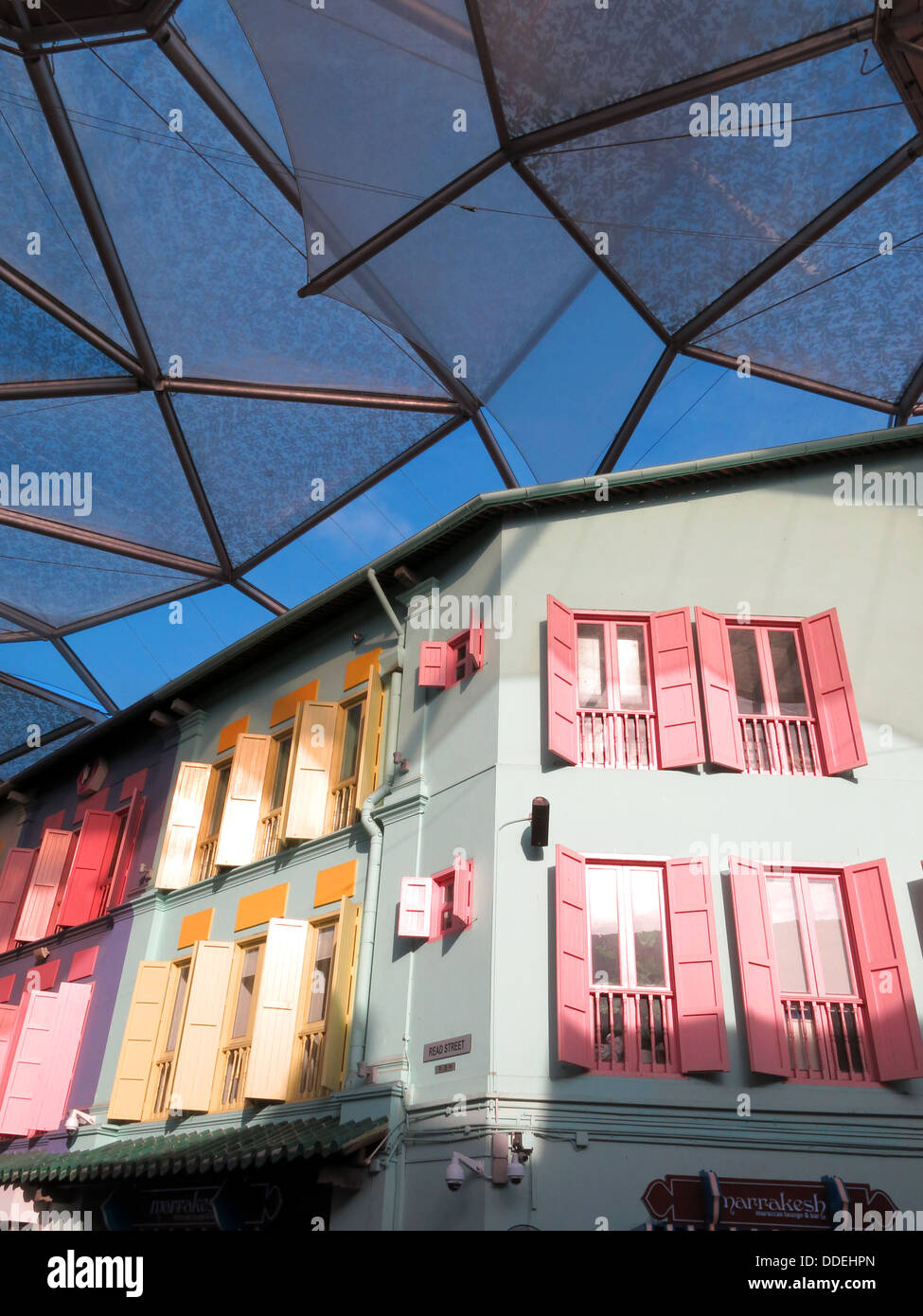 Bunten Fensterläden auf kolonialen Gebäuden am Clarke Quay in Singapur Stockfoto