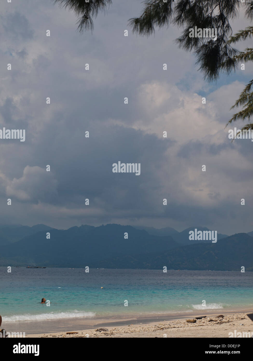 Tropischer Strand in Gili Trawangan Lombok Insel im Hintergrund Stockfoto