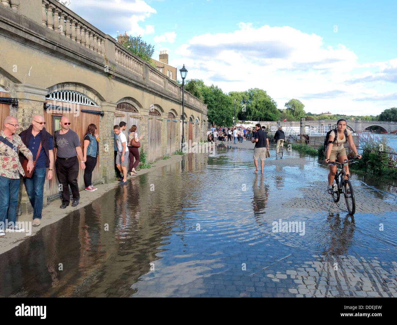 Menschen zu vermeiden hoher Flut über Spill aus der Themse in Richmond, London Stockfoto