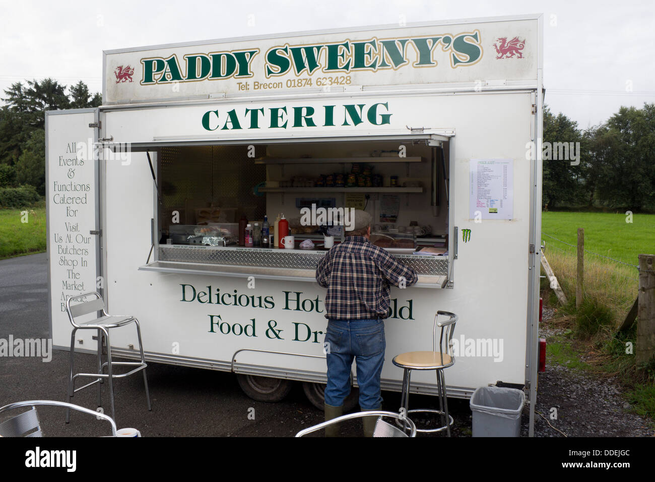 Paddy Sweeny am Straßenrand Burger van mit Bauern tragen Gummistiefel warten um in der Nähe von Brecon Powys South Wales UK bedient werden Stockfoto