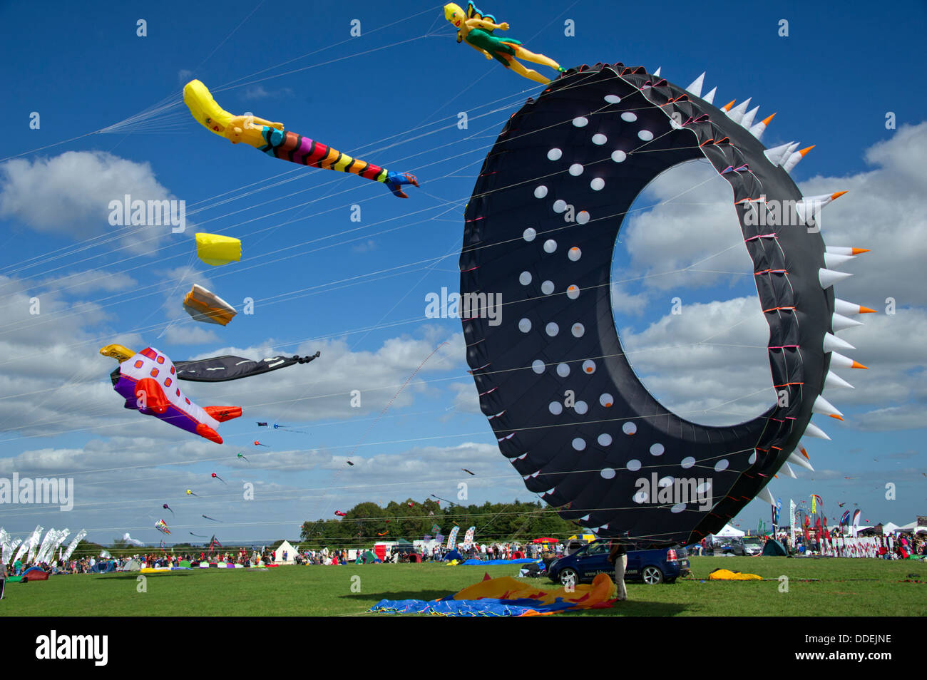 Bristol International Kite Festival, einschließlich des weltweit größten Drachen in Form der kuwaitischen Flagge. Stockfoto