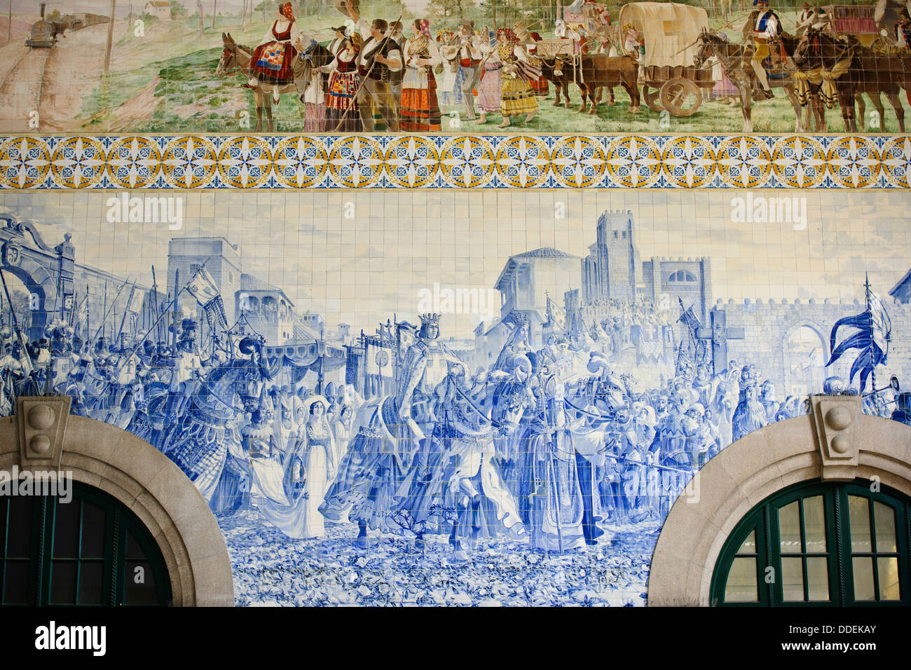 Bahnhof Darstellung "Azulejos", Fliesen von historischen Szenen, gebaut auf der alten Seite eines Klosters. Porto, Porto, Portugal Stockfoto