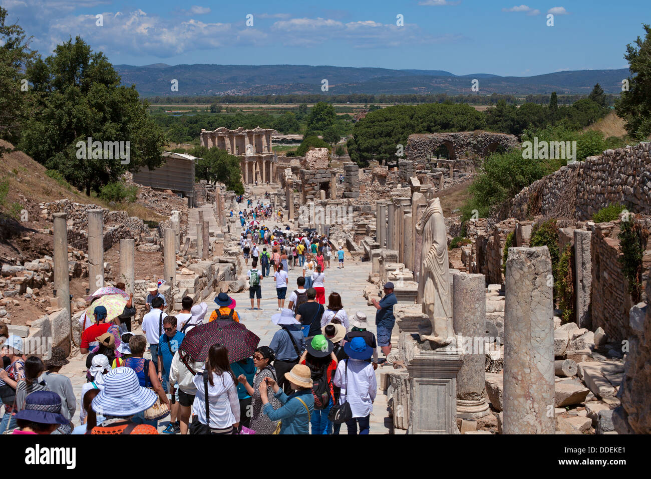 Nicht identifizierte Touristen besuchen die griechisch-römischen Ruinen von Ephesus auf 3. Juni 2013 Stockfoto
