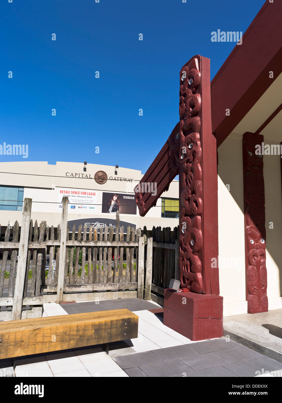 dh WELLINGTON NEW ZEALAND Western Shopping Mall und Pipitea Marae Maori schnitzen Kulturen nebeneinander Stockfoto