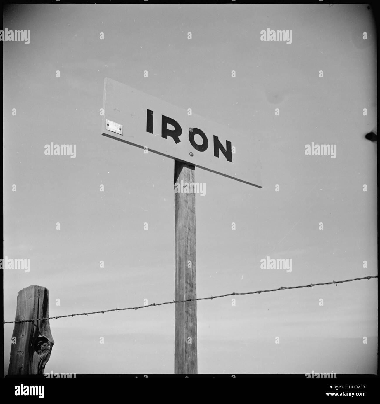 In der Nähe von Loomis, Kalifornien. Schlagen Sie die Jap mit Eisen Schrott Burma Shave Schild auf der Autobahn. Die eines... 536528 Stockfoto