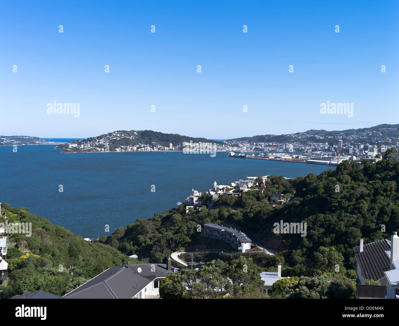 dh Wellington Harbour WELLINGTON Neuseeland Luxus-Haus mit Blick auf Hafen der Stadt Stockfoto