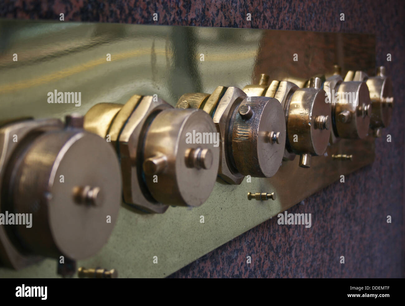 Zeile der Feuerwehr trocken Standrohren auf Städtebau Stockfoto