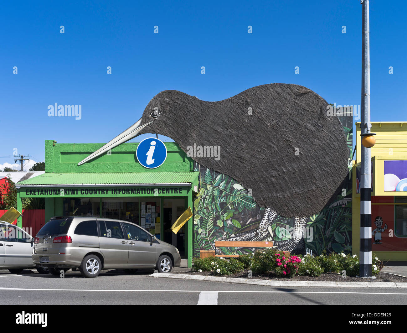dh EKETAHUNA NEW ZEALAND I Site Information Center gaint Kiwi Land Zeichen Tourismus Touristenzentrum nz isite Vogel Stockfoto