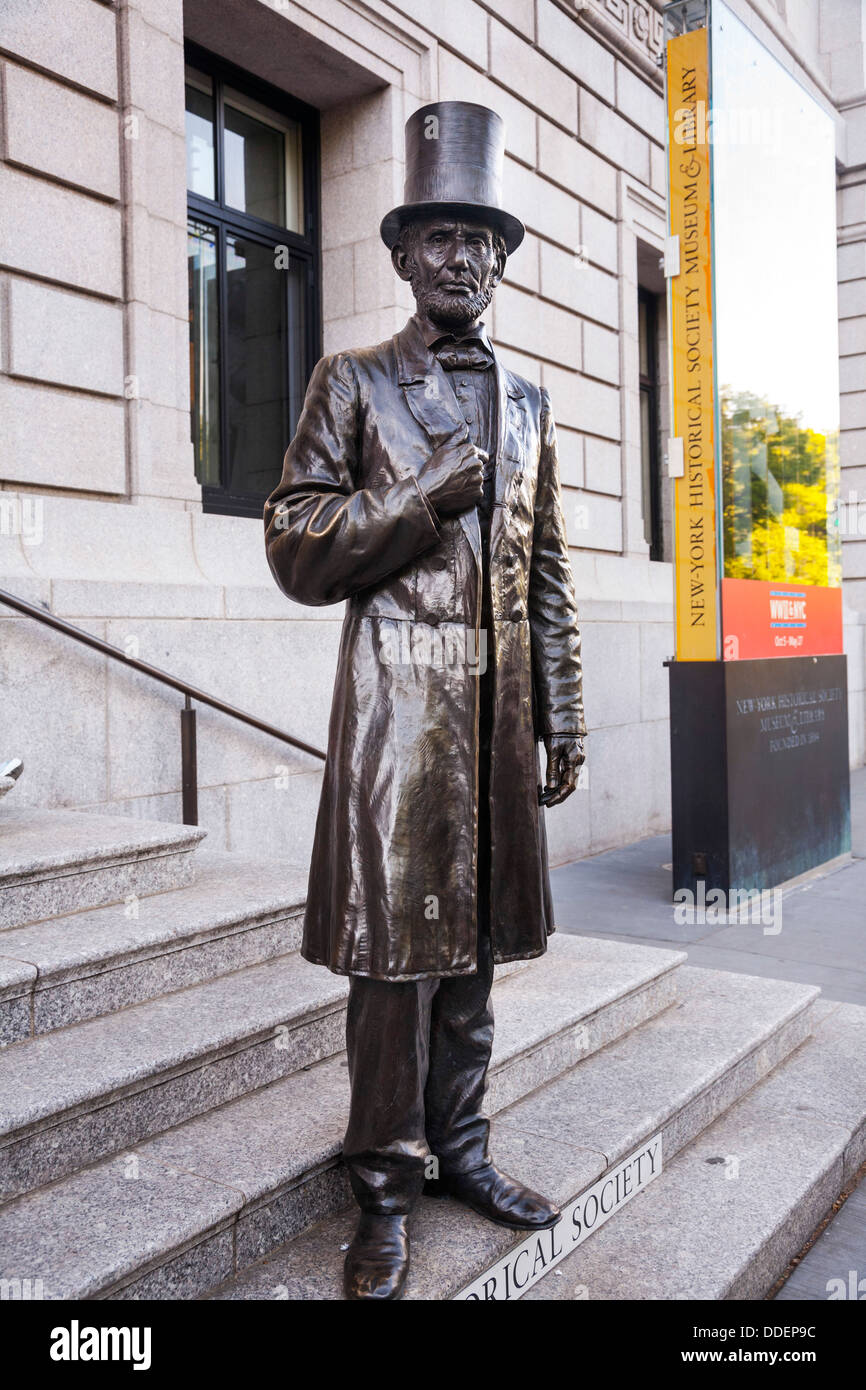 Statue von Abraham Lincoln außerhalb der New York Historical Society Museum und Bibliothek, Central Park West, New York, USA. Stockfoto