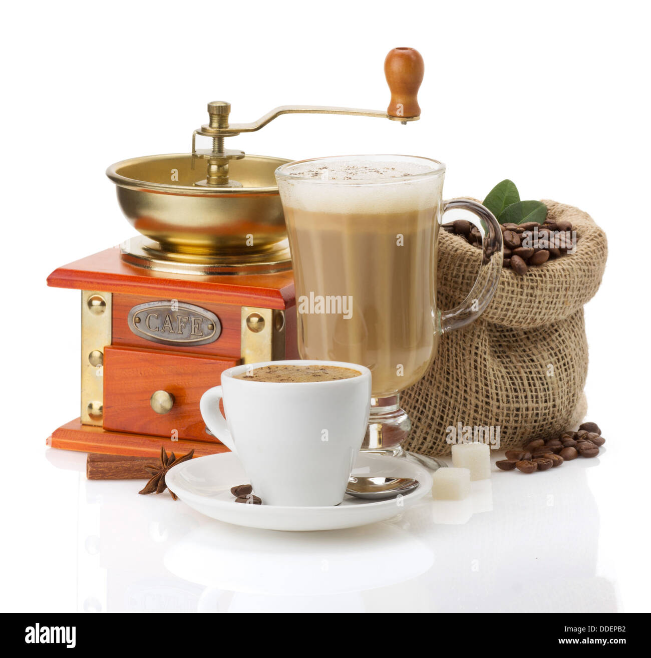 Tasse Kaffee und Bohnen isoliert auf weißem Hintergrund Stockfoto