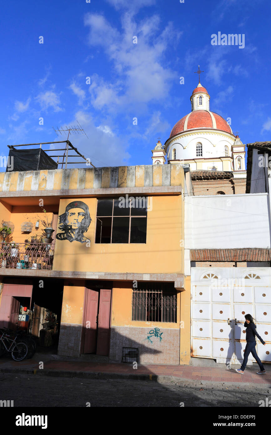 Junge Frau zu Fuß entlang einer Straße in Cotacachi, Ecuador Stockfoto