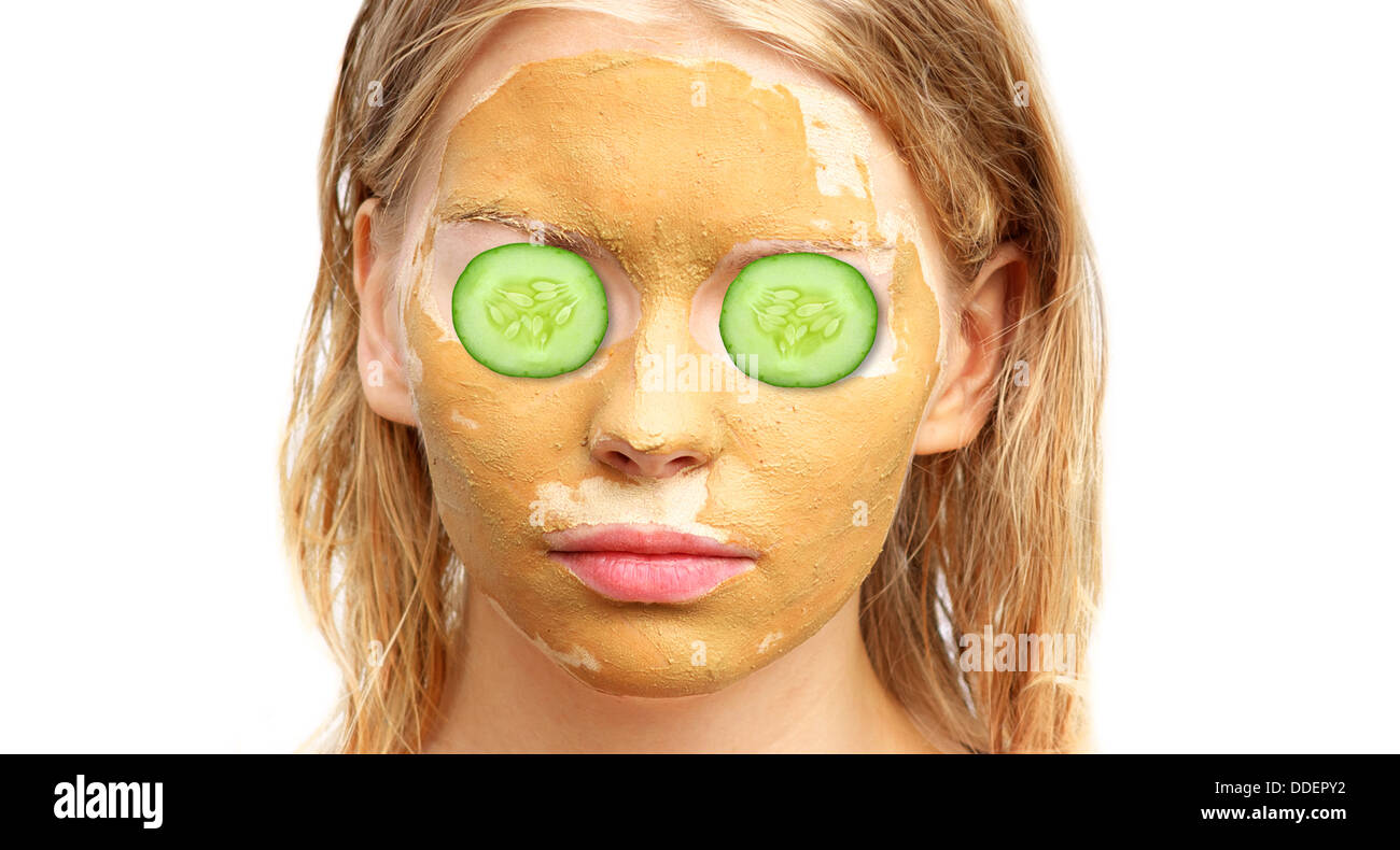 Wellness Woman Face mit Clay Mask Organic Beauty Gesichtsbehandlungen auf Augen isoliert auf weißem staatlich Scheiben Hautpflege mit Gurke Stockfoto
