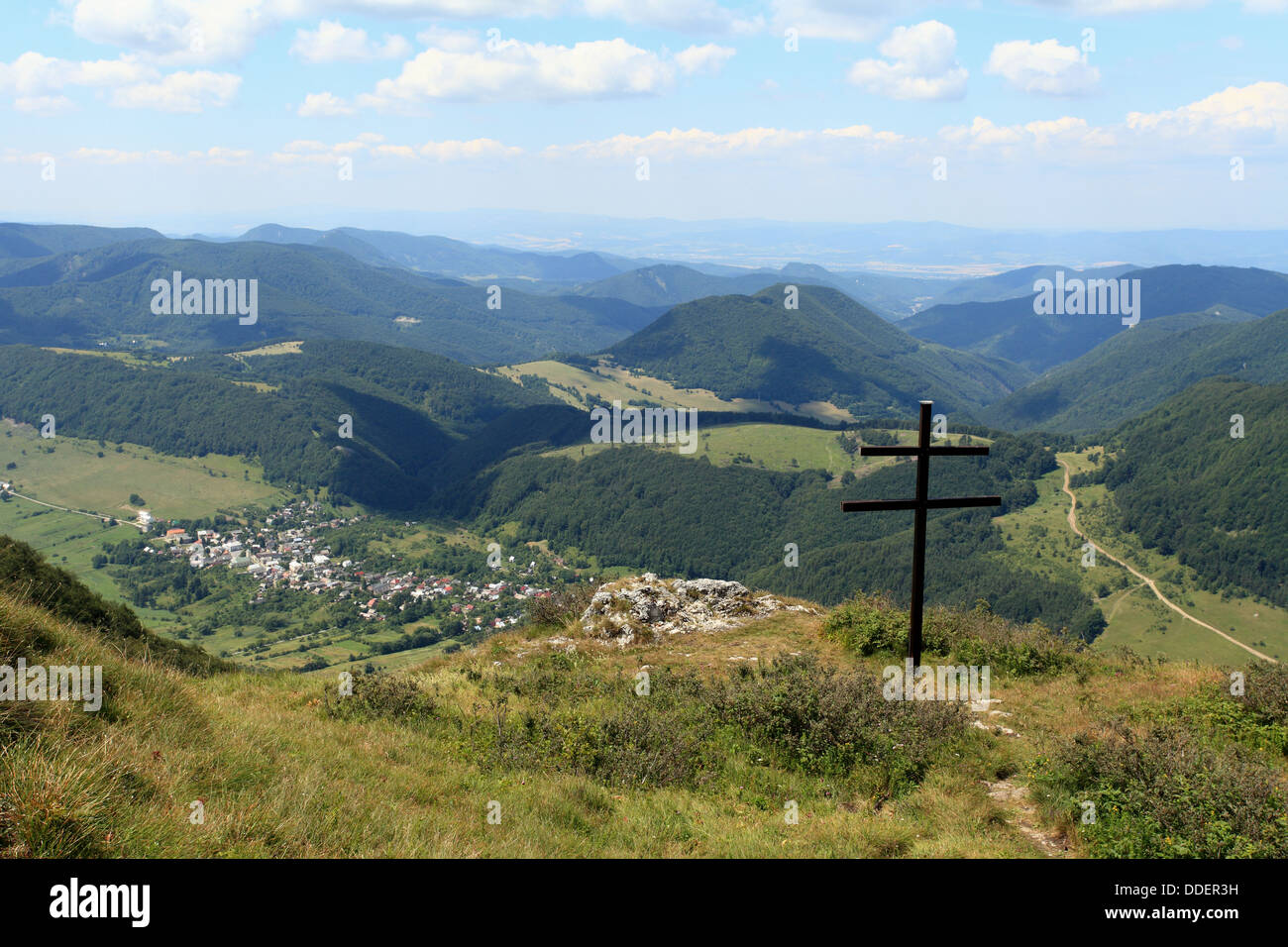 Blick auf Dorf Zliechov vom Strazov Peak Strazovske Vrchy, Slowakei. Stockfoto