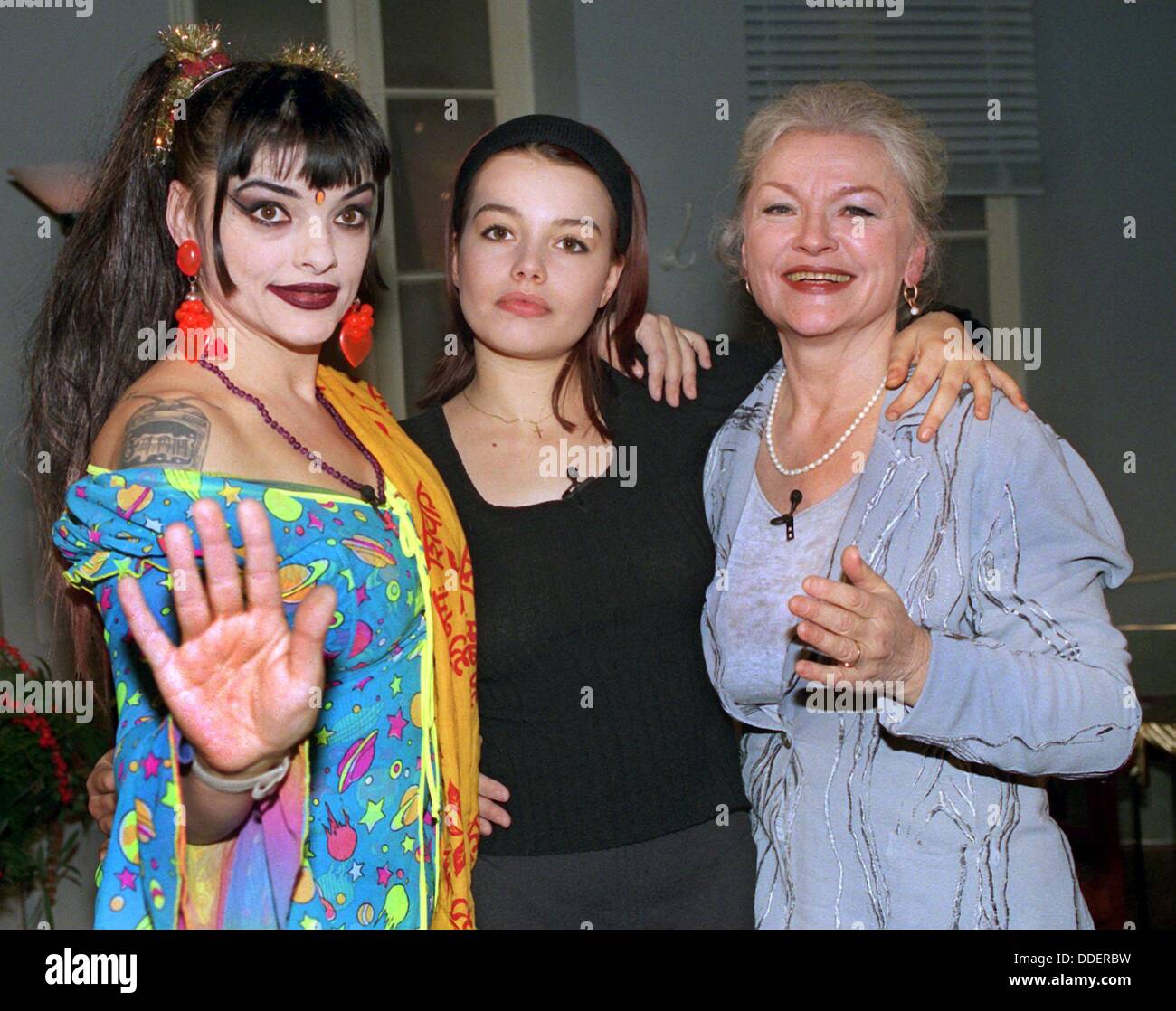 Drei Sterne von einer Familie: Sänger und Schauspieler Eva-Maria Hagen (r), ihre Tochter Nina Hagen (l) und Enkelin Cosma Shiva Hagen, am 8. Dezember 1998. Stockfoto